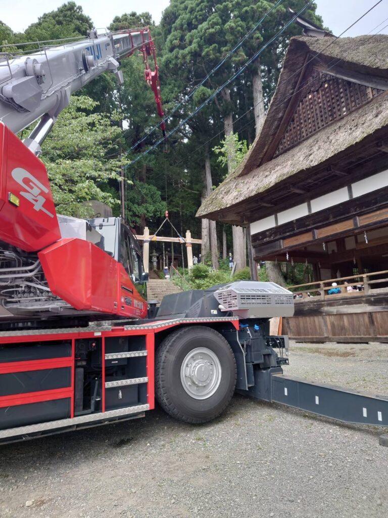 戸隠中社にて鳥居の建て方