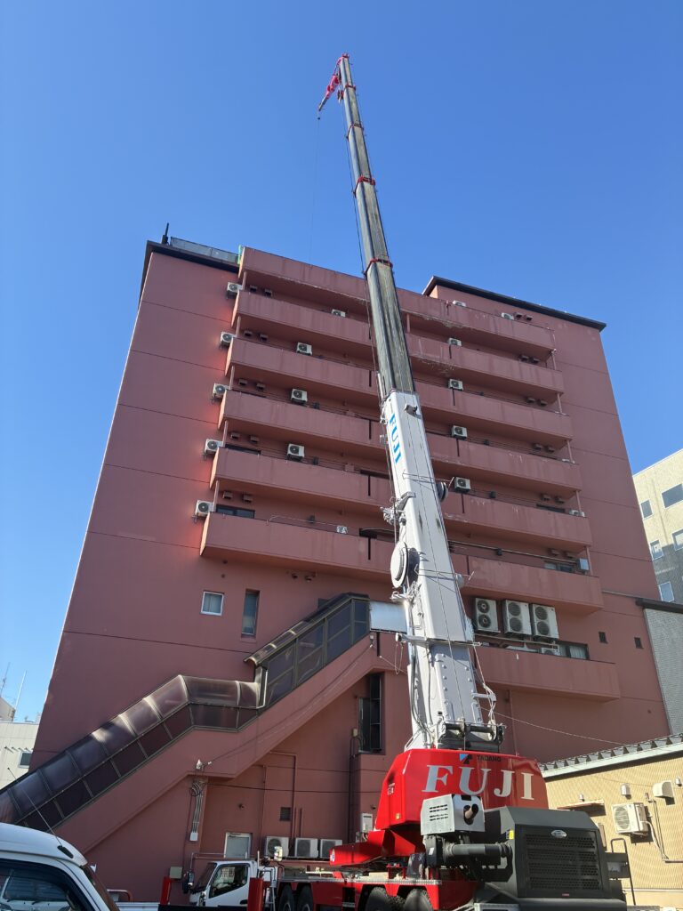 ホテルの看板撤去（70トン）